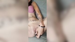 Italiana tatuata si masturba per il suo boy
