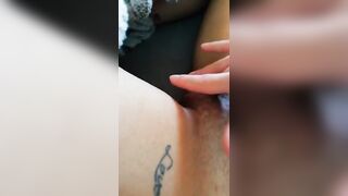 Ditalino di nascosto coi genitori in casa