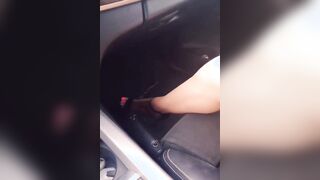 Lei in auto vogliosa