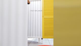 MILF italiana esibizionista si masturba in un bagno pubblico