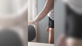 Morettina eccitata si masturba alla finestra