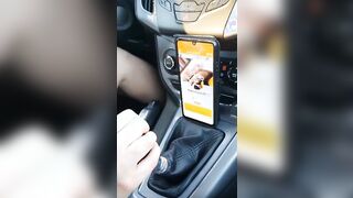 Palpata in macchina mentre guida