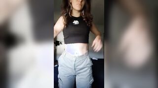 Biondina italiana si spoglia e si masturba