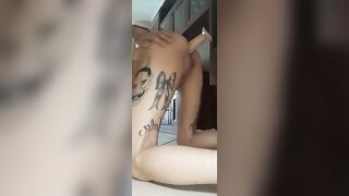 Studentessa italiana tatuata si masturba il culo col vibratore