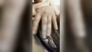 Mi masturbo col ciclo e vengo