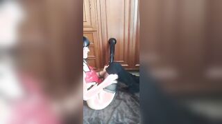 MILF Italiana Gioca con un dildo da cavallo