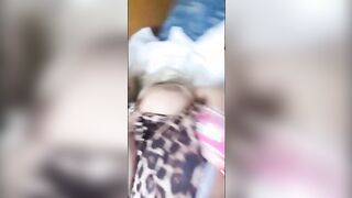 Tettona romana si masturba con dildo