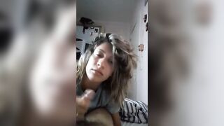 Mi fa un pompino mentre guardo la tv