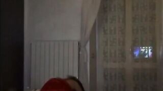 Moglie cavalca il suo uomo in camera da letto