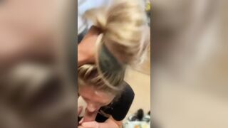 Una bella schizzata in facccia per la biondina bocchinara