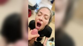 Una bella schizzata in facccia per la biondina bocchinara