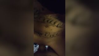 Fidanzata tatuata scopata in macchina