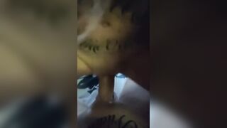 Fidanzata tatuata scopata in macchina