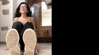 Venere B. si toglie le scarpe e gioca coi piedini OF