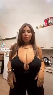 Tettona esagerata TikTok