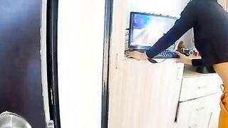 Scopata in piedi mentre sta giocando al videogioco