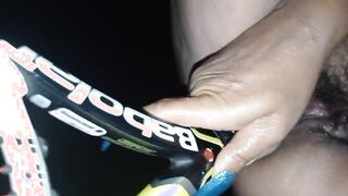 Morena si incula con la racchetta