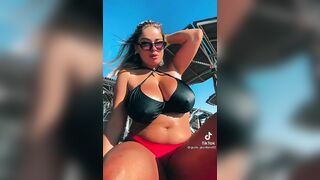 Giulia Tiktokt 18 enne con tette mostruose