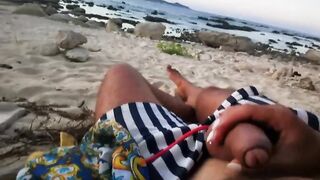Mi fa una bella sega in spiaggia COME SBORRO
