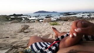 Mi fa una bella sega in spiaggia COME SBORRO