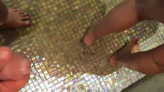 Pisciata nella doccia del campeggio