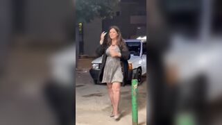 Morena Capoccia si fa toccare sotto la gonn da una amica