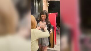 Morena Capoccia si fa toccare sotto la gonn da una amica