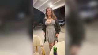 Morena Capoccia si fa toccare sotto la gonn da una amica