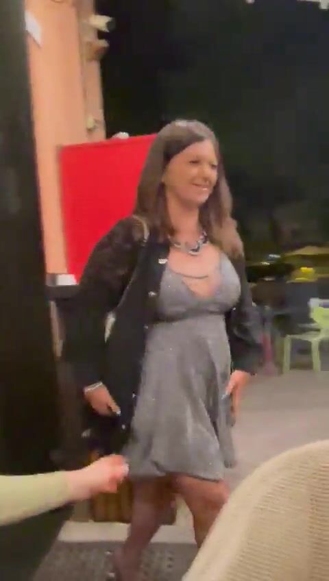 Morena Capoccia si fa toccare sotto la gonn da una amica