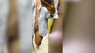 Sexy in camicia nel camerino del negozio