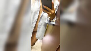 Sexy in camicia nel camerino del negozio