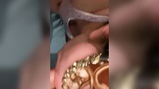 Depilato come piace a me - Moglie succhia cazzone del bull