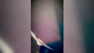 Moglie italiana car sex Piscia fuori dalla macchina e si fa leccare la fica