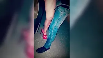 Moglie italiana car sex Piscia fuori dalla macchina e si fa leccare la fica