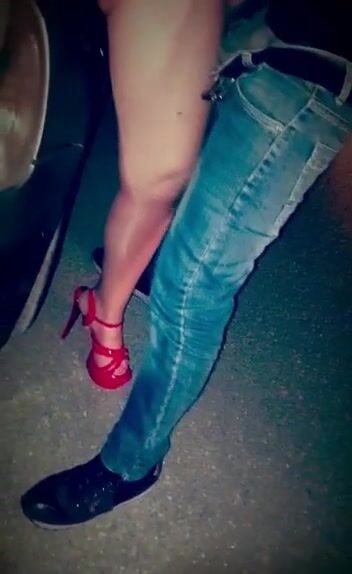 Moglie italiana car sex Piscia fuori dalla macchina e si fa leccare la fica
