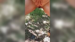 Pisciata nel bosco Amatoriale Milf italiana
