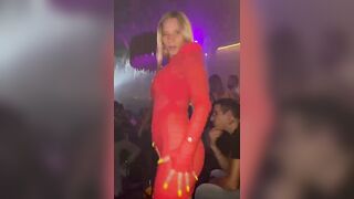 Bionda mostra il culetto in discoteca CHE TROIA