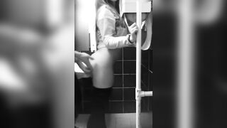 Vuole provare l'eccitazione di fottere in un bagno pubblico