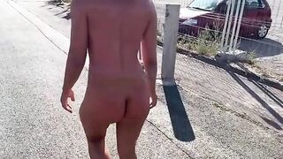 Vacanza a Cap D'agde moglie esibizionista nuda per strada