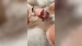 Ragazza italiana tettona nuda nella vasca