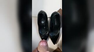 Sborro nelle scarpe di mia moglie