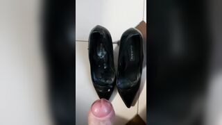 Sborro nelle scarpe di mia moglie