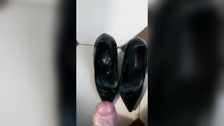 Sborro nelle scarpe di mia moglie