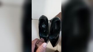 Sborro nelle scarpe di mia moglie