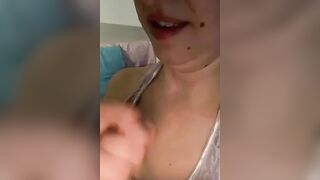 Sborrata sulle tette con pulizia della cappella