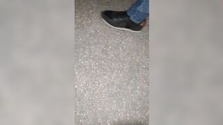 Sborrata sulla fica da guardone sul cofano della macchina