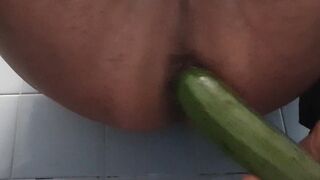 Zucchina in culo e godo come una troia