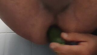 Zucchina in culo e godo come una troia