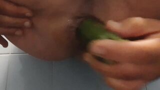 Zucchina in culo e godo come una troia