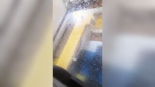 Ditalino all'autolavaggio Tettona esibizionista